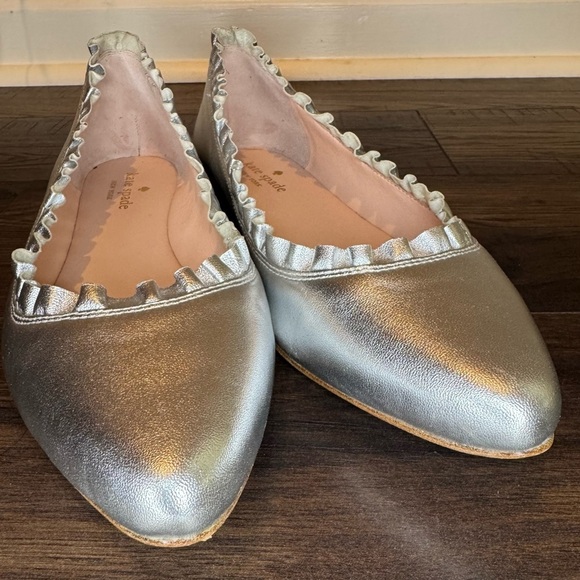 Kate Spade Silver Pointed Toe Ballet Flats with ruffle detail size 9 EUC - Picture 10 of 11
